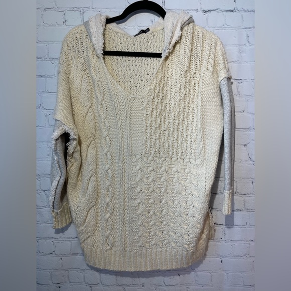 Solutions Sweaters - Solutions size small cream & gray